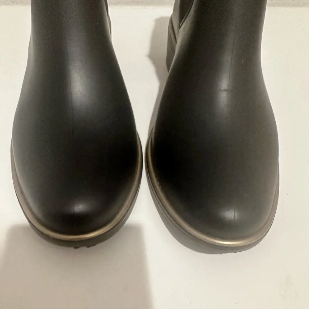 Kate Spade Solstice Black Gold Rain Boots with Spade Detail Size 6